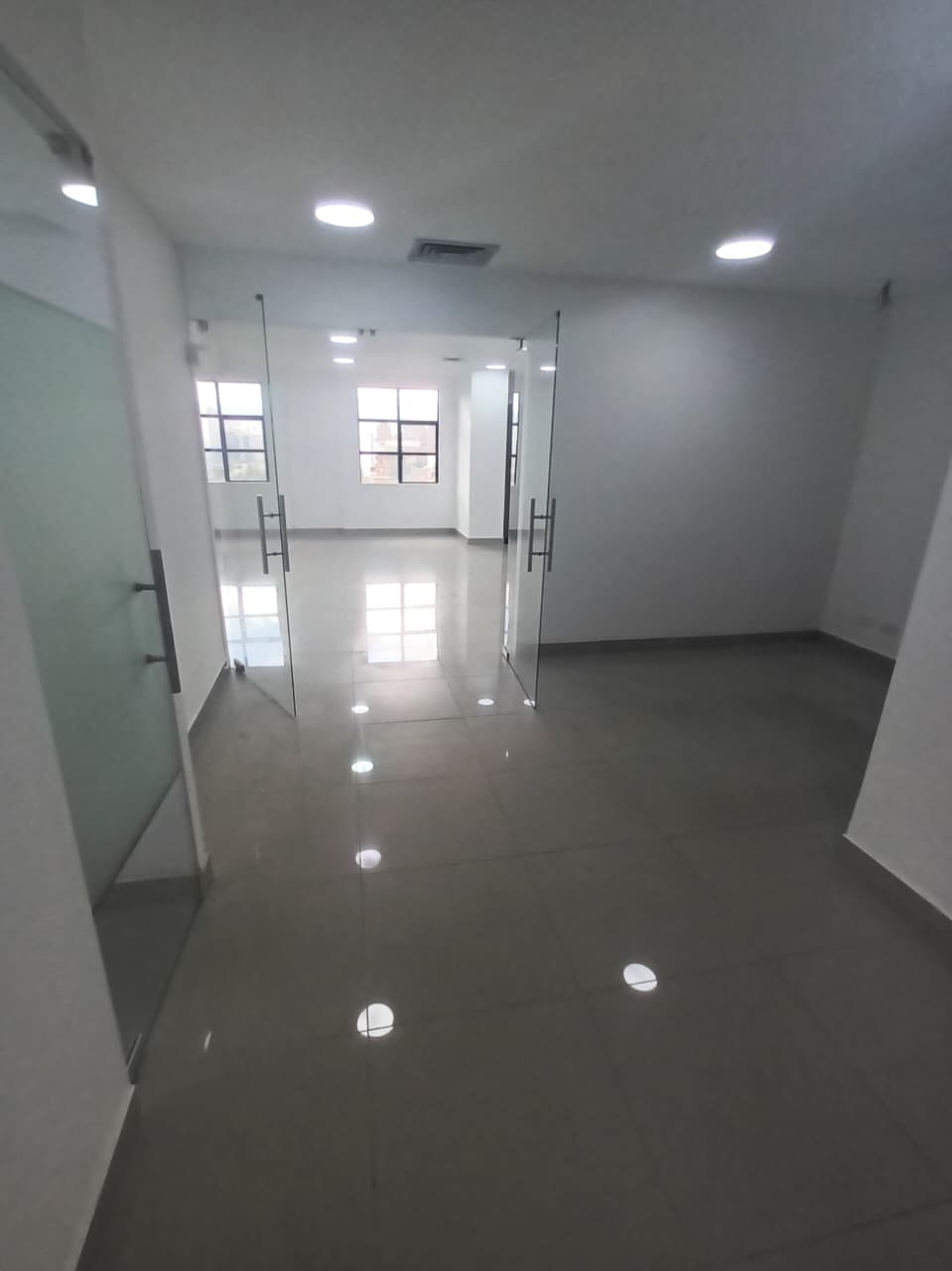 SE ARRIENDA OFICINA EN DANN CARLTON – MILLA DE ORO, EL POBLADO – EEP-1000 